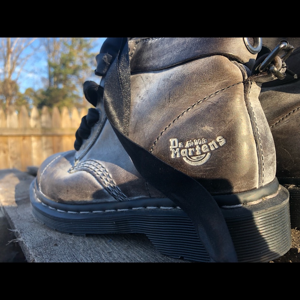 DR.MARTENS TRIUMPHS